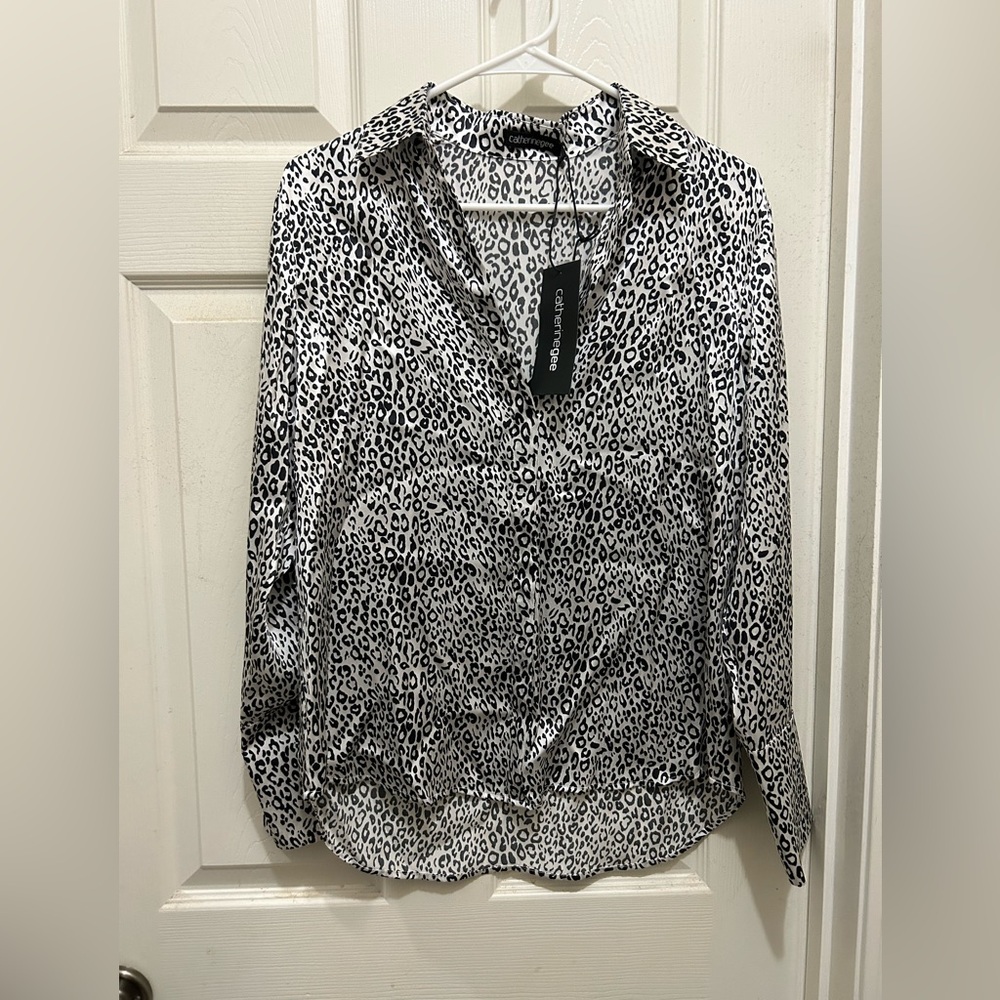 Catherine Gee Blouse
XS 
100% silk
New with tags
Animal print